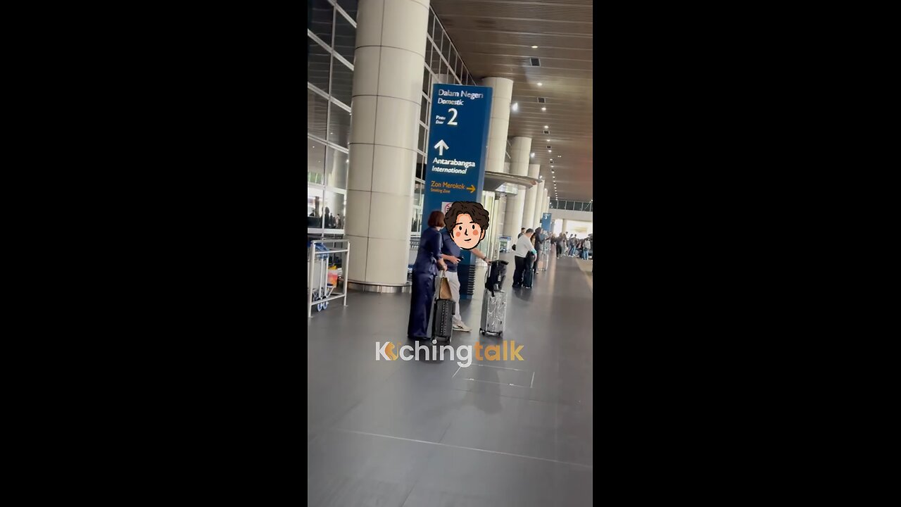 拿起你的手机对着她！她就不觉得饿！！