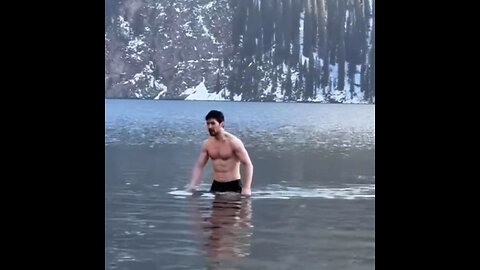 Jefe de Telegram se baña en un lago donde está prohibido nadar