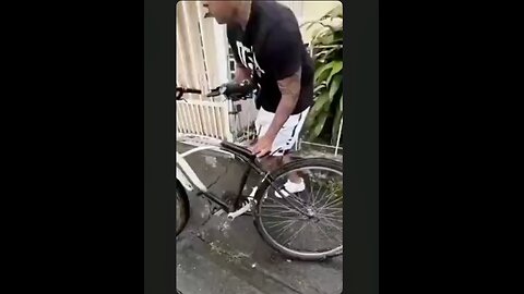 Sticking it to the bike thieves. I never get tired of these videos. What’s the problem boys?