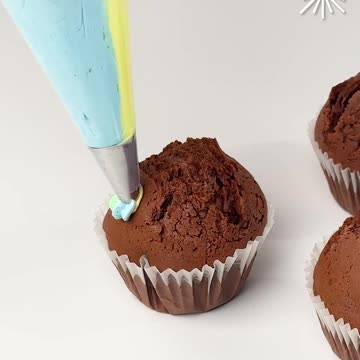 Cupcake frosting made fun and easy✨