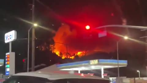 wildfire Hollywood Hills California Hollywood sign at risk fames race toward Hollywood Boulevard