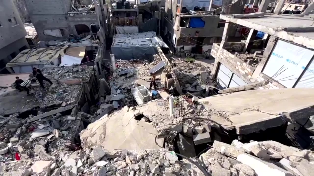 Gazan combs rubble for dead family hindered by lack of help