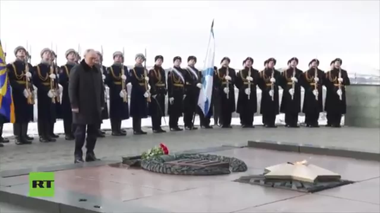 Vladimir Poutine dépose des fleurs au monument des « Défenseurs de l'Arctique soviétique
