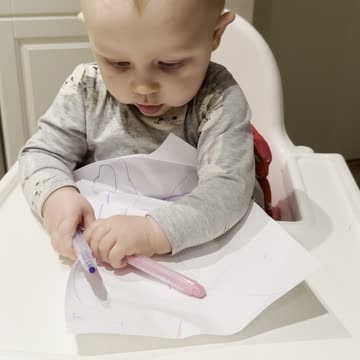 Little artist at work 🎨💕 Baby Kayla’s back with her drawing action