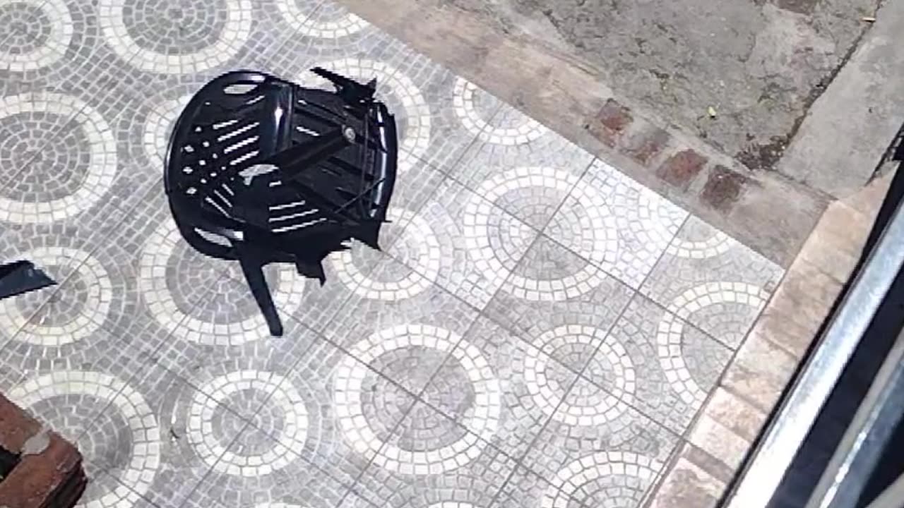 Loco tira una silla desde un primer piso