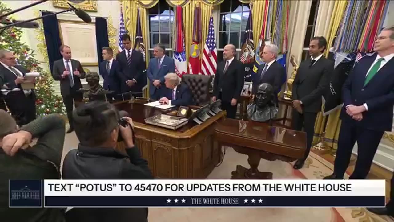Pres. Trump signs executive order blocking state regulations for AI