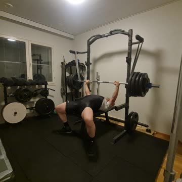 Benchpress with bands 210kg