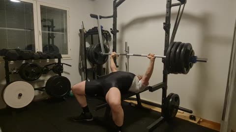 Benchpress with bands 210kg