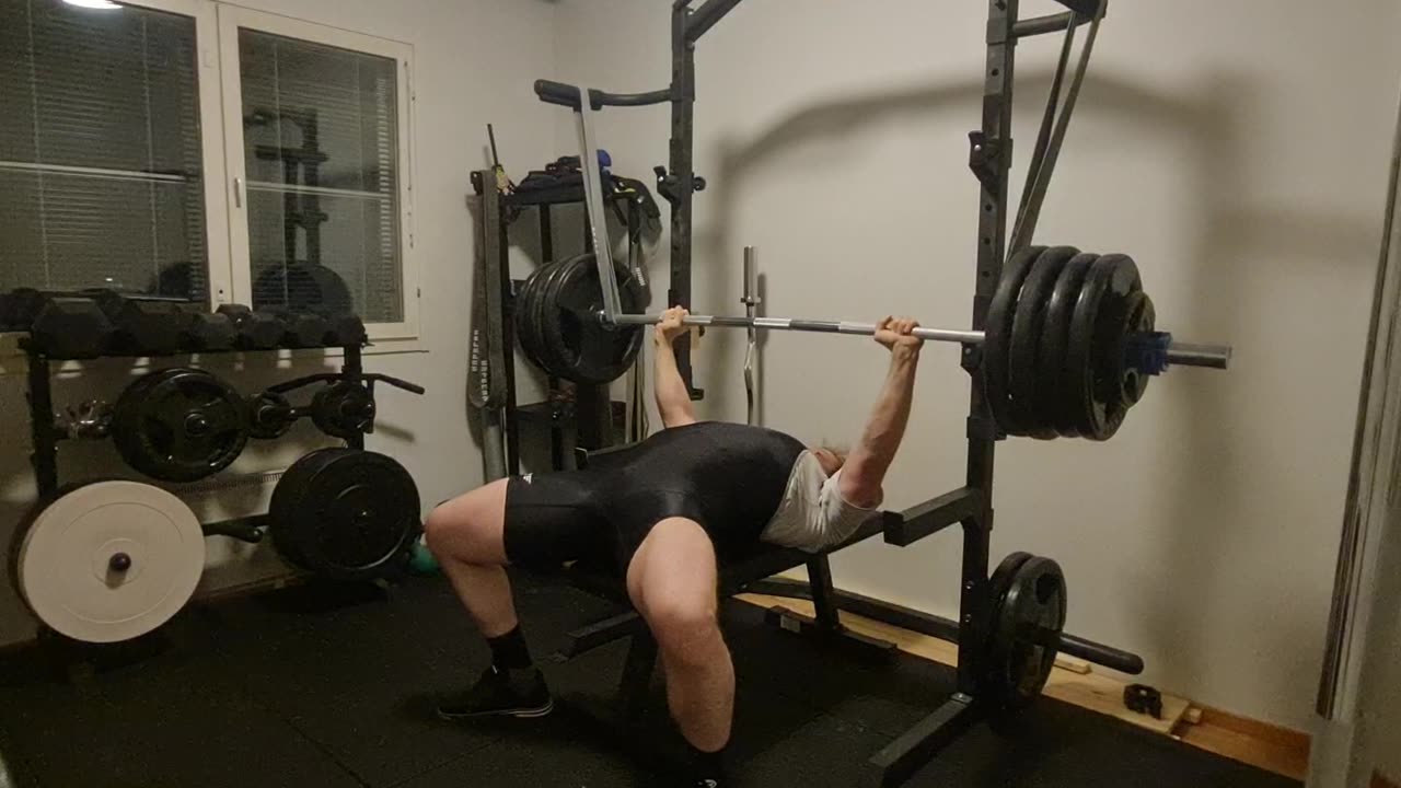 Benchpress with bands 210kg