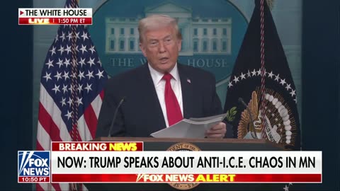 Tổng thống Trump gây SỐC cho giới truyền thông giả mạo với màn xuất hiện bất ngờ trong cuộc họp báo.