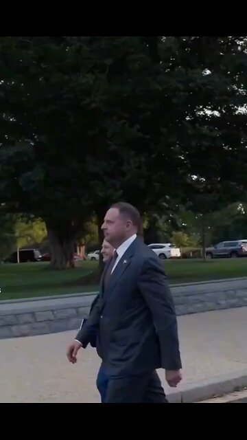 🤡 Zelensky was greeted by his own handler Yermak upon arrival in US