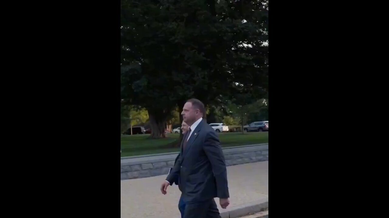 🤡 Zelensky was greeted by his own handler Yermak upon arrival in US