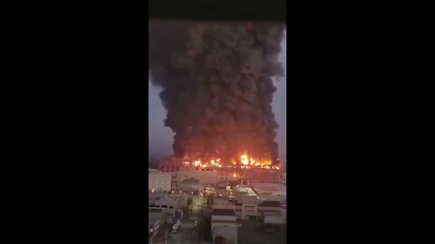🚨 A massive fire erupted at the huge E-Land Fashion Logistics Center in Pungse-myeon,