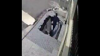 Peatón es tragado por un socavón en Brasil