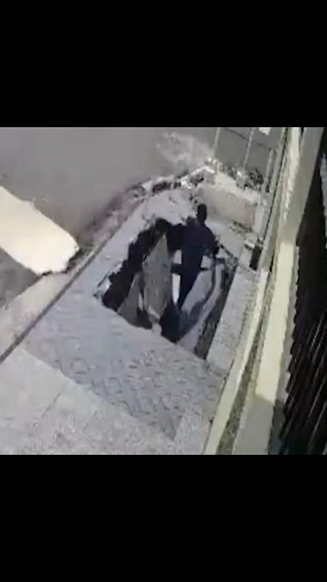 Peatón es tragado por un socavón en Brasil