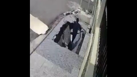 Peatón es tragado por un socavón en Brasil