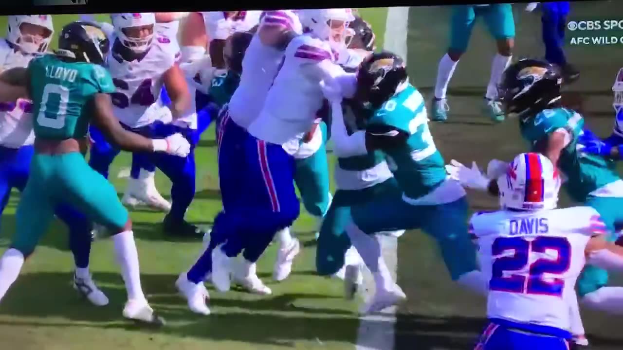 Bills QB #17 Josh Alllen TD 🏈2yd keeper.