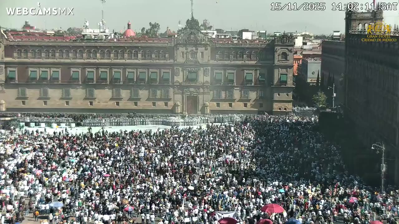 🇲🇽 Video shows that There ARE NO MORE BARRIERS TO PROTECT THE NATIONAL POLICE , GOVT. OF MEXICO
