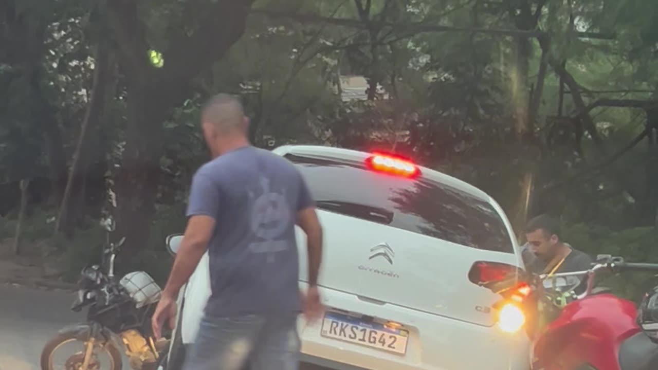 Motorists Stop To Help Stuck Car