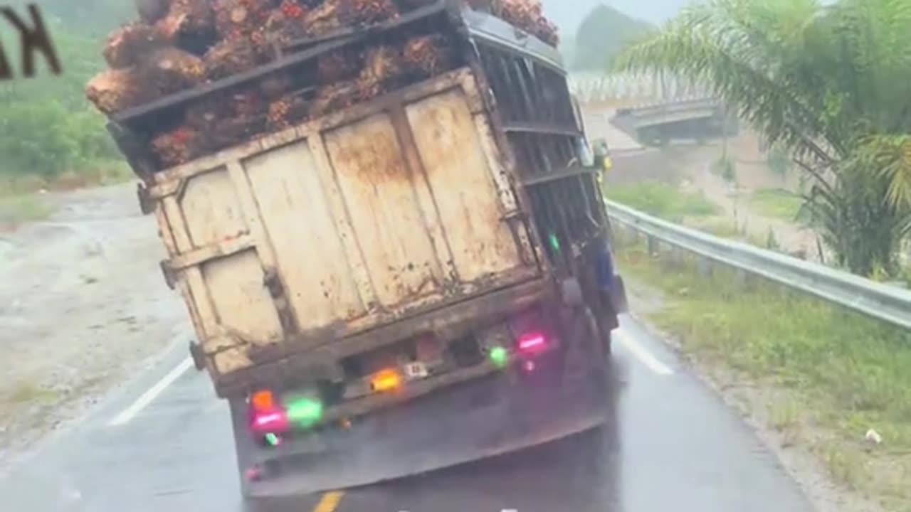 The truck loaded with palm oil almost rolled over