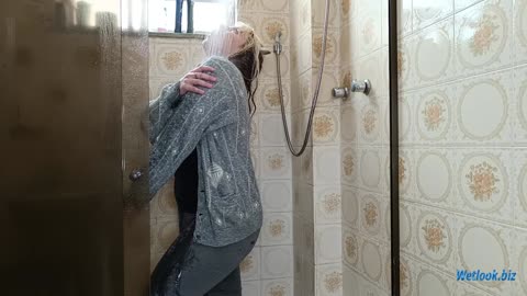 Wetlook girl in shower