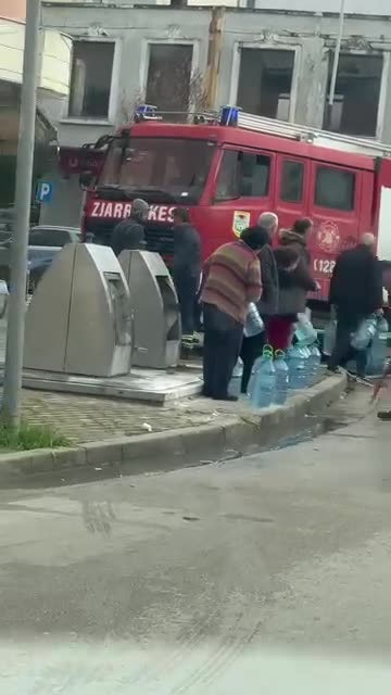 Fier, banorët furnizohen me ujë nga autoboti. Dyshohet i ndotur