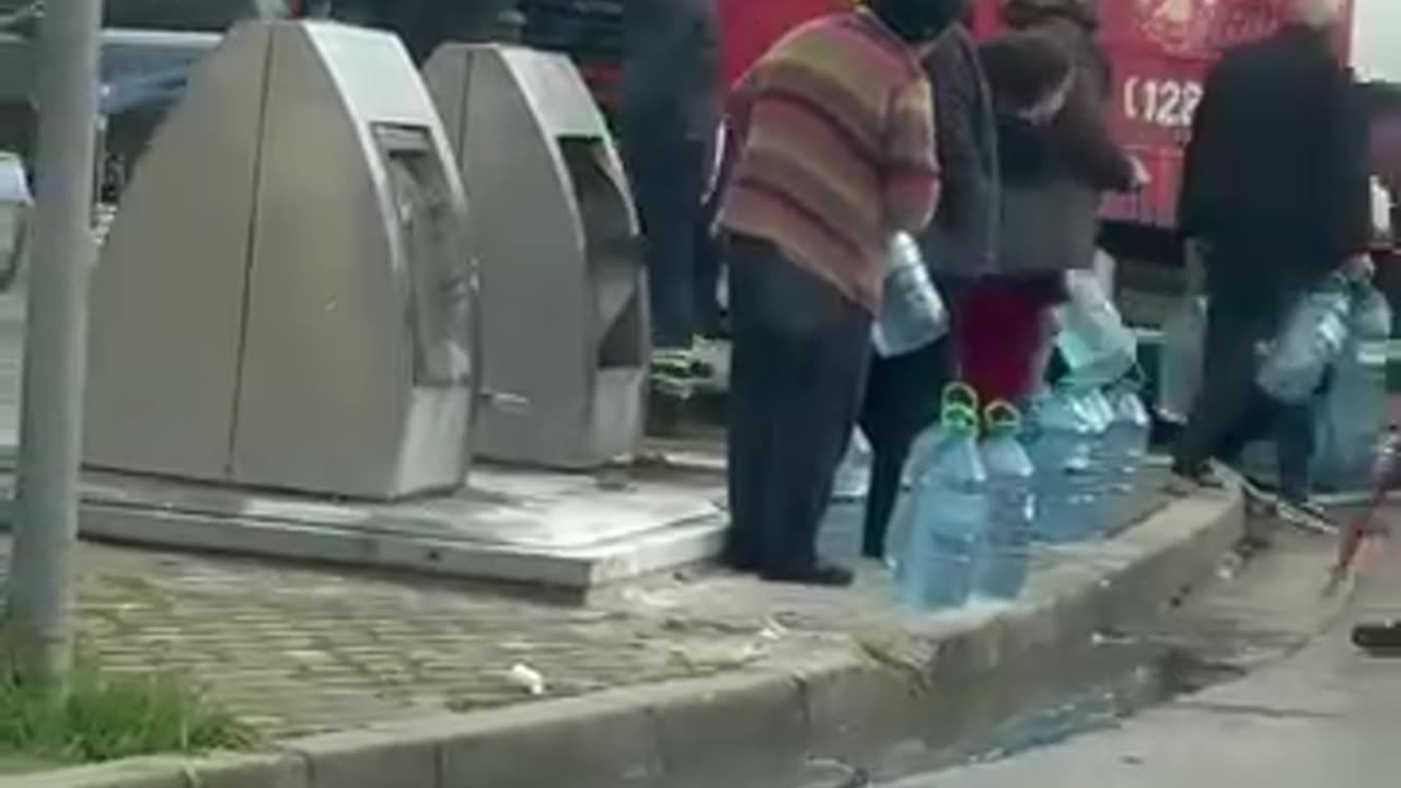 Fier, banorët furnizohen me ujë nga autoboti. Dyshohet i ndotur