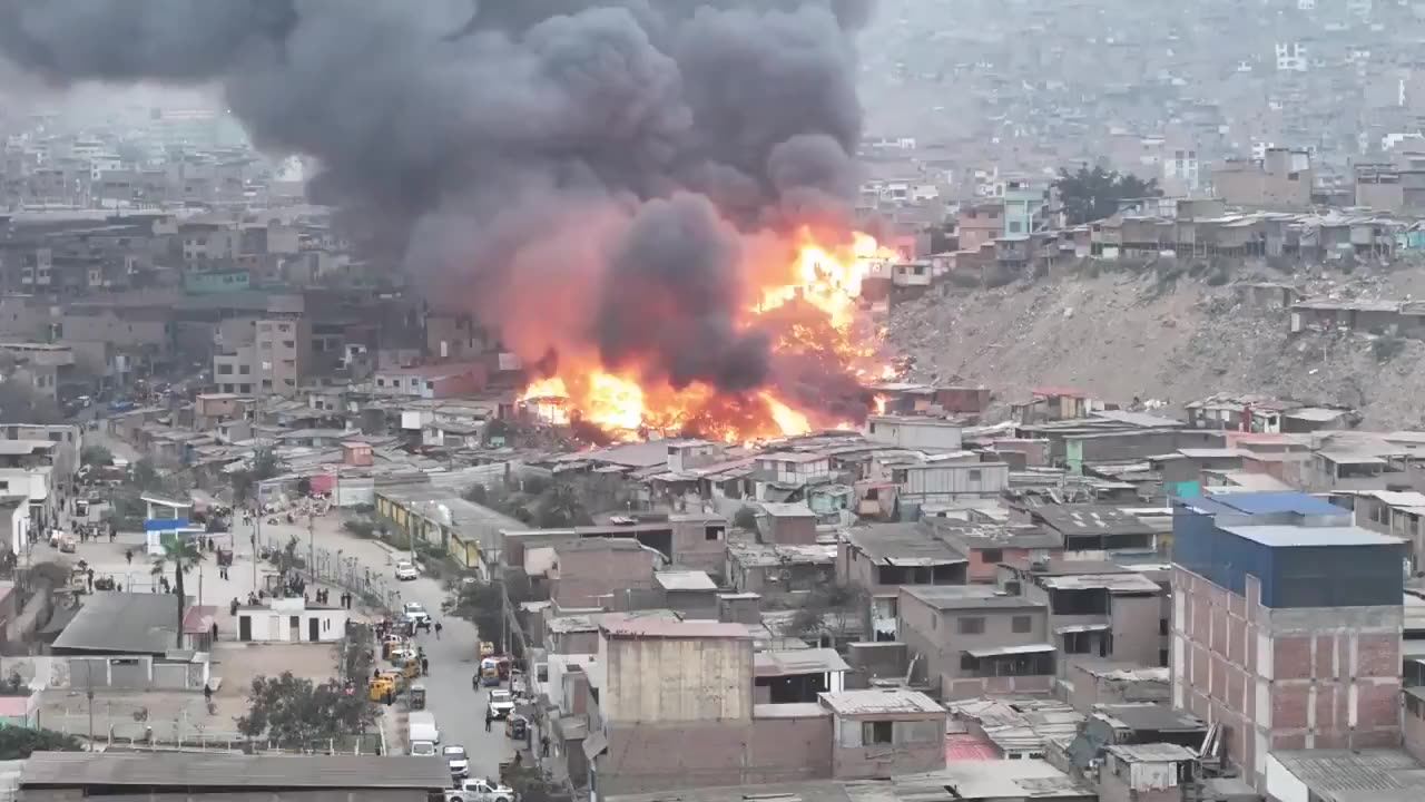 Massive fire consumes over ten homes in Pamplona Alta, Peru