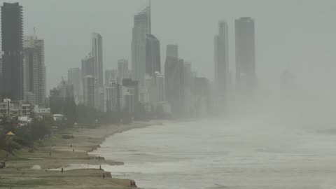 Strong winds and waves lash Australia's Gold Coast as Tropical Cyclone Alfred nears | AFP