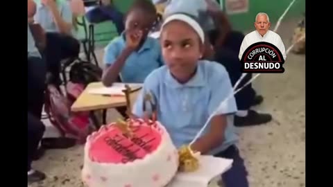 Padre Motorista sorprende hija en Escuela Cumpleaños