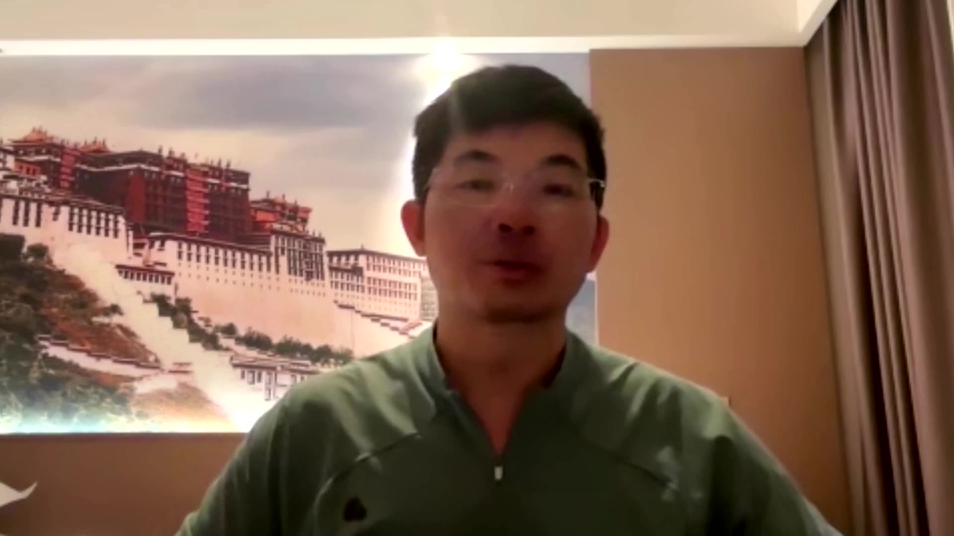 Rescued hiker recounts extremely difficult Everest snowstorm