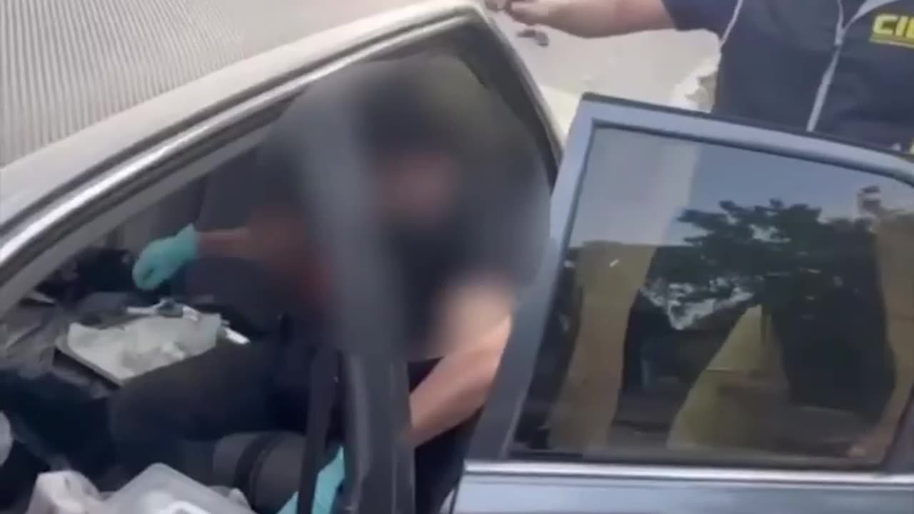 Arrestan a un hombre que practicaba alargamientos de pene en su coche