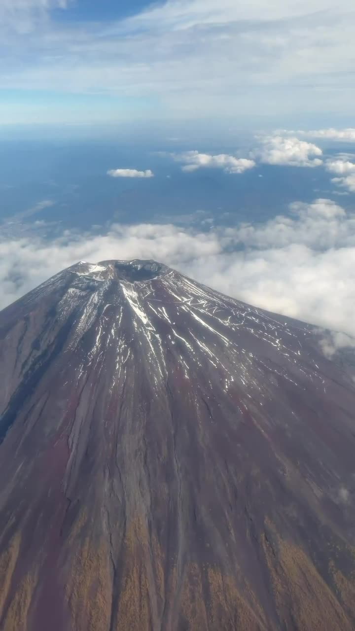 Air Force One with President Trump onboard flies over Mount Fuji