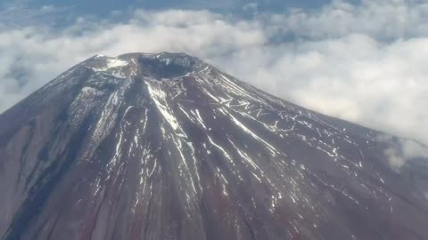 Air Force One with President Trump onboard flies over Mount Fuji