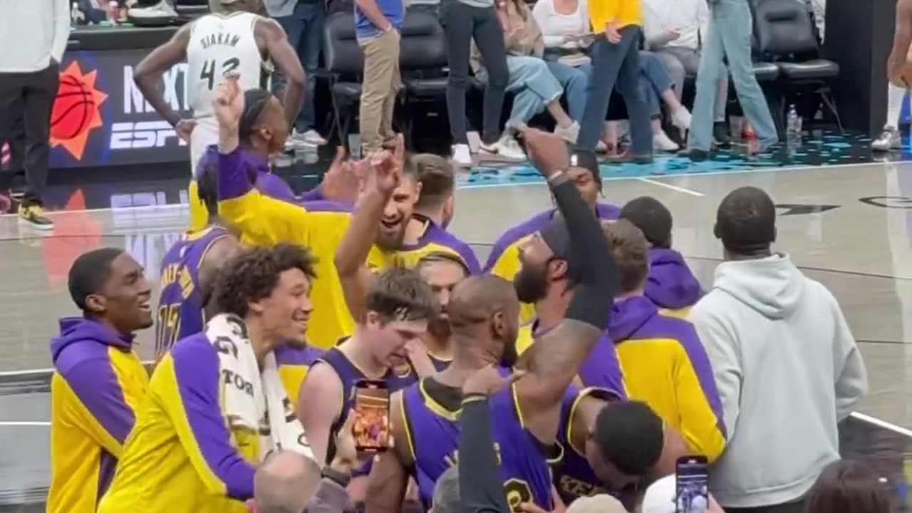 Lakers celebrated the win over the pacers