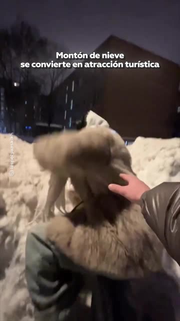 Moscovitas hacen de una enorme montaña de nieve un objeto de arte