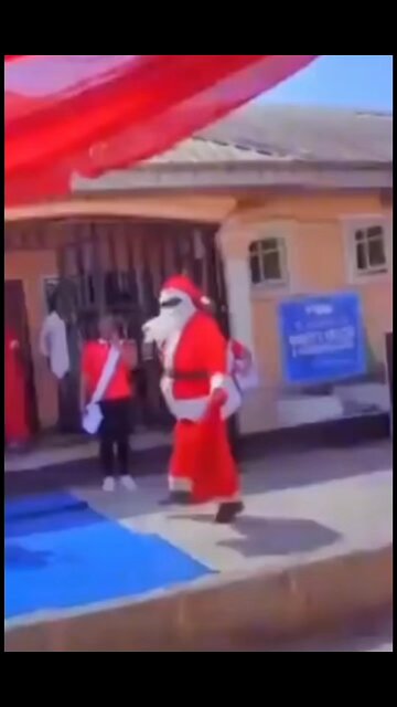 Santa Claus dancing 😂😂😂