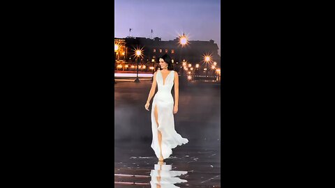 Kendall Jenner walking on L'Oreal Paris