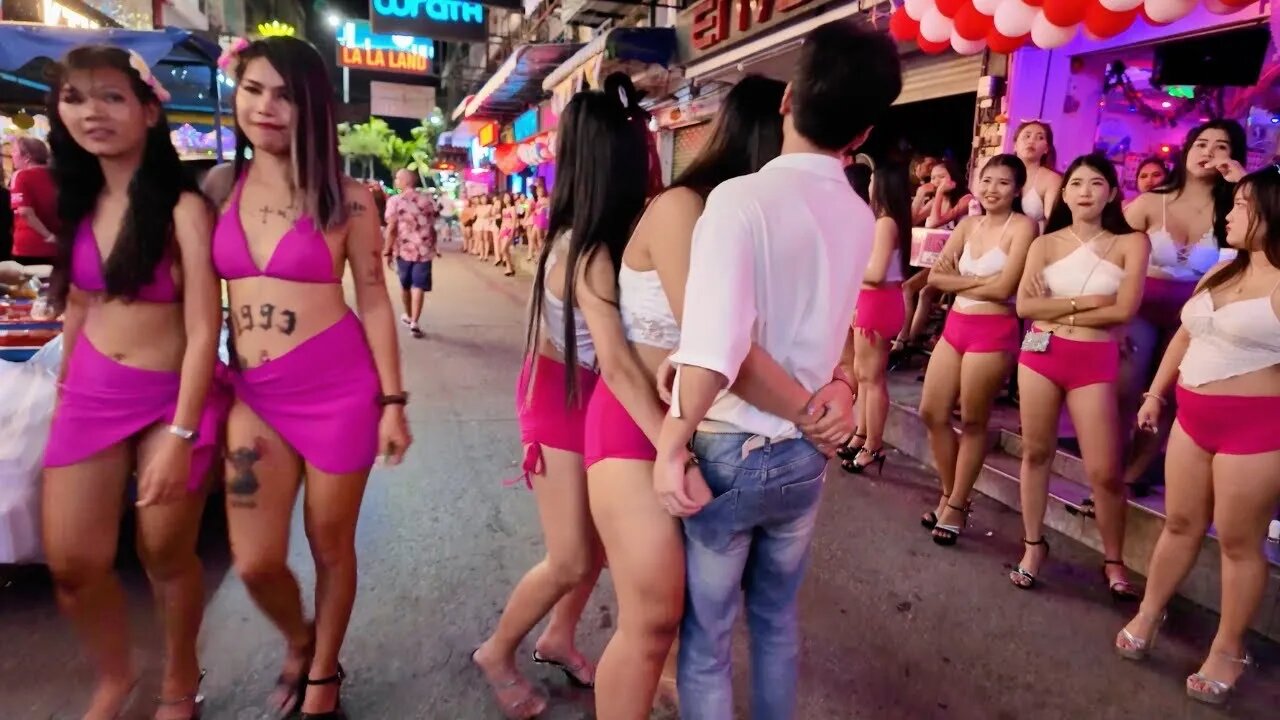 Pattaya Nightlife After Midnight - Soi 6 Street Scenes with Beautiful Girls