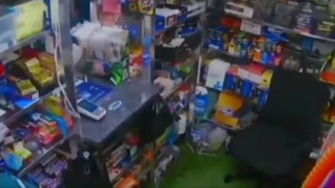 Store owner defends himself from an agressive criminal