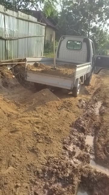 Satisfying Sand Unloading from a Mini Truck.
