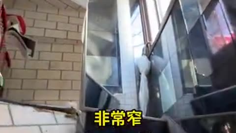 号称世界上“最薄”的公寓，光是上楼梯就挤得够呛