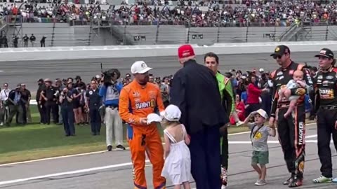 Crowd goes wild as Donald Trump shows up to Daytona 500