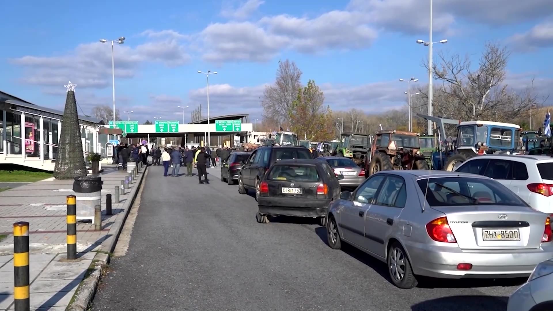 Trucks form snaking queues at border from Greek farmers blockades