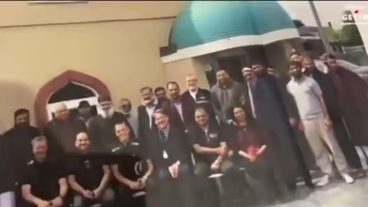 Tommy Robinson reveals Senior police officers had their photos taken with rape...