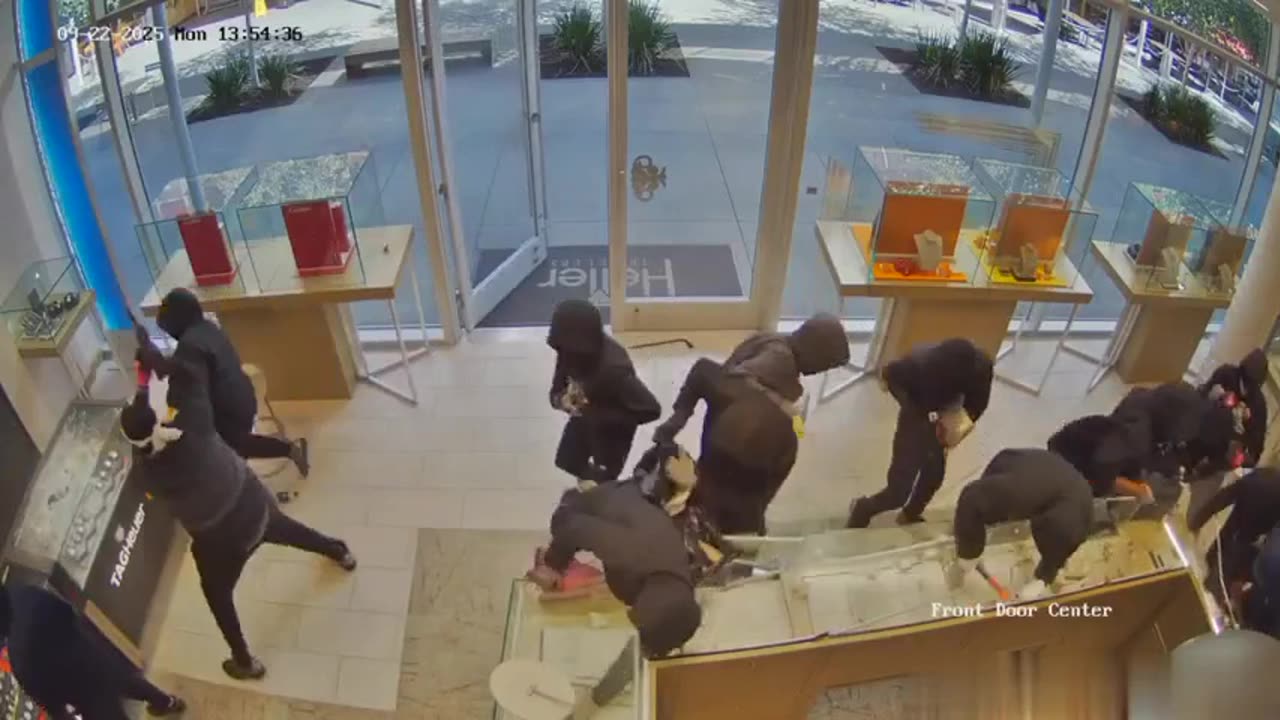 Jewellery store robbed on mass