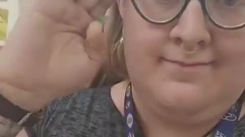 🔴ÉFFET TRUMP Les enseignants woke sont maintenant obligés de retirer leurs drapeaux LGBT.