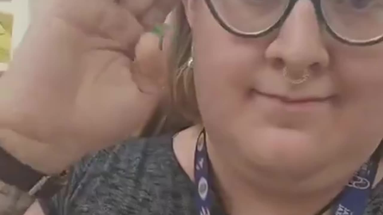 🔴ÉFFET TRUMP Les enseignants woke sont maintenant obligés de retirer leurs drapeaux LGBT.