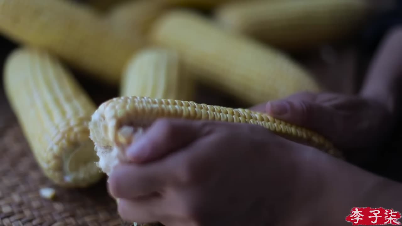 The corn tortillas are slowly baked over firewood. The fragrance can make your mouth water/liziqi