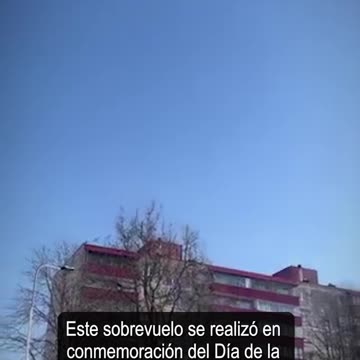 Estonia - El bombardero estadounidense B-52 surca el cielo acompañado por cazas F-35 y F-A18